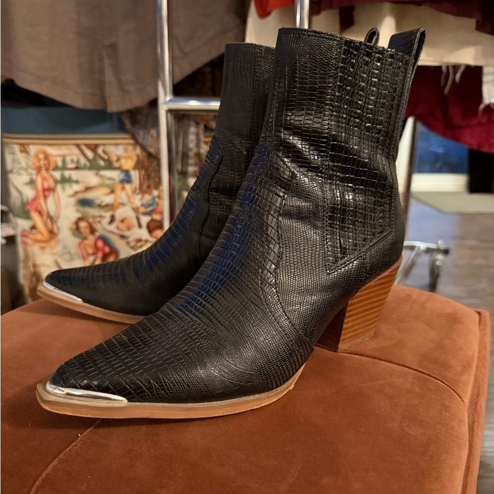 Black Textured Heeled Boots with Pointed Toe